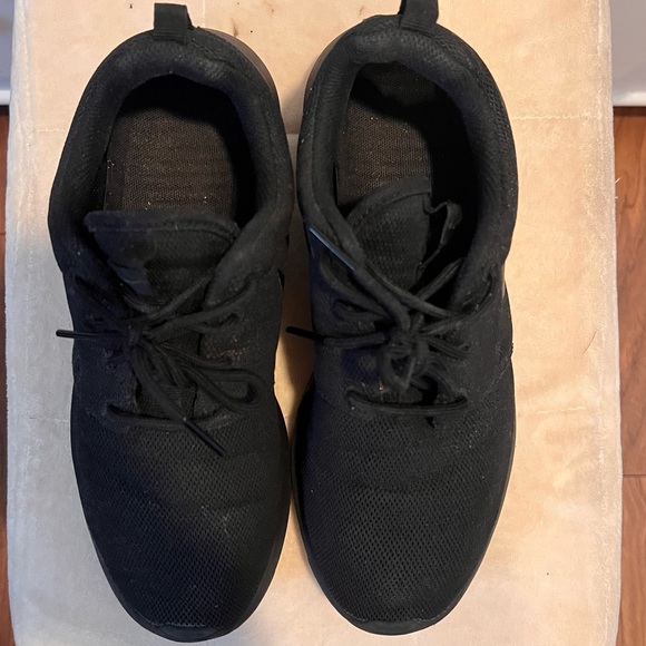 Nike Roshe Running Shoes - Picture 2 of 3